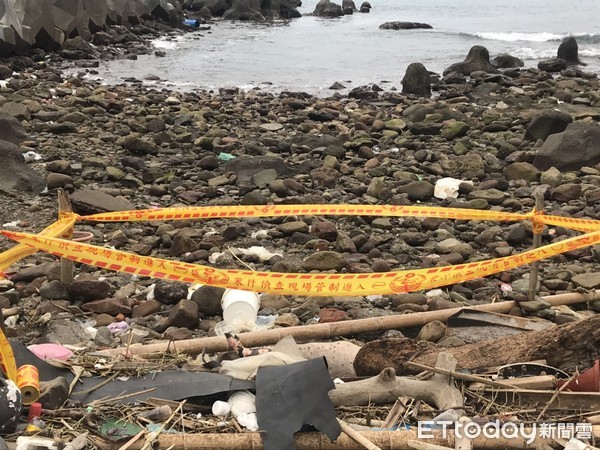 ▲ 野柳海岸漂來病死豬 將採樣化驗死因。（圖／記者郭世賢翻攝） 