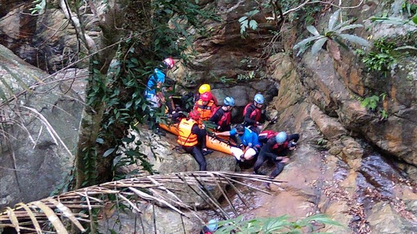 ▲▼一男子22日傍晚在南澳鄉金岳瀑布溯溪，跌倒骨折。（圖／宜蘭消防局提供，下同）
