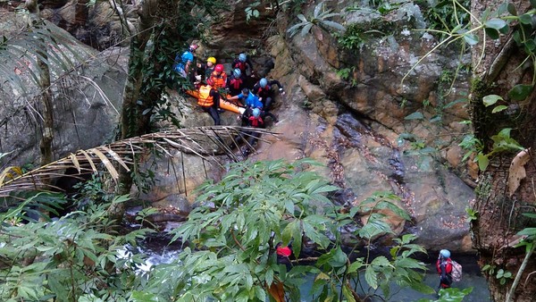 ▲▼一男子22日傍晚在南澳鄉金岳瀑布溯溪，跌倒骨折。（圖／宜蘭消防局提供，下同）
