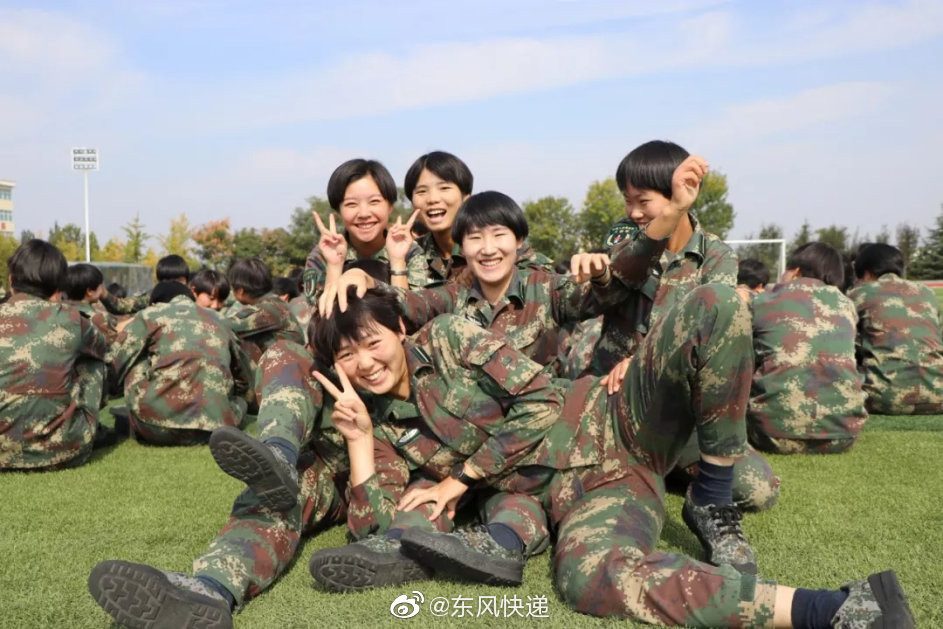 ▲大陸火箭軍發佈女兵照片。（圖／翻攝自微博／東風快遞）