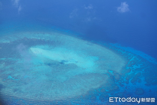 ▲從空中鳥瞰南海中的南沙群島▼（圖／記者呂佳賢攝）