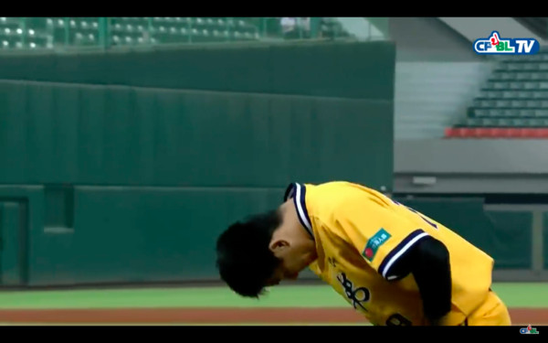 ▲鄭凱文道歉             。（圖／截自CPBL TV）