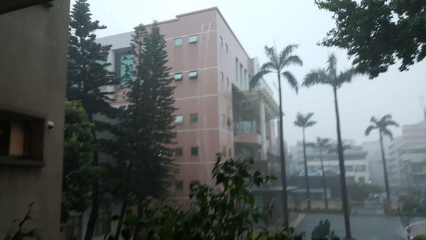 ▲▼中女中大樓淹水。（圖／翻攝自臉書《靠北中女中》）