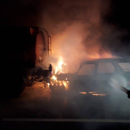 ▲彰化西濱凌晨發生酒駕追撞槽車起火燃燒。（圖／彰化消防局提供）