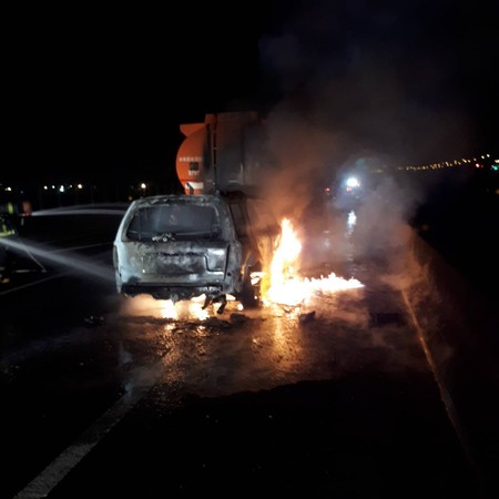 ▲彰化西濱凌晨發生酒駕追撞槽車起火燃燒。（圖／彰化消防局提供）