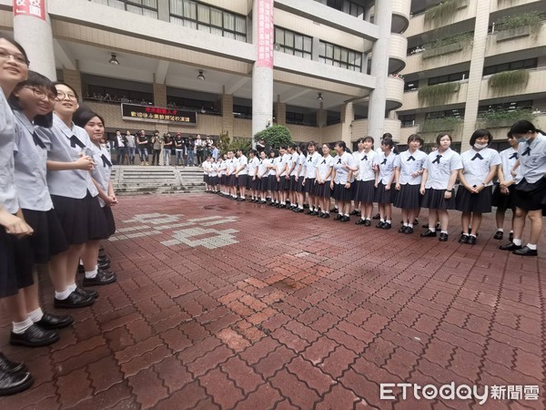 ▲▼        郭台銘參訪曙光女中     。（圖／記者王亞志攝）