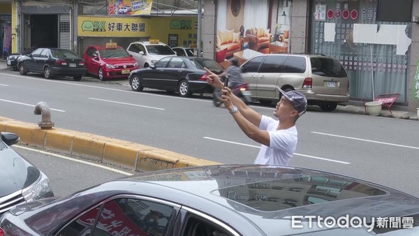 ▲郭台銘戰車掃街。（圖／記者吳杰澄攝） 