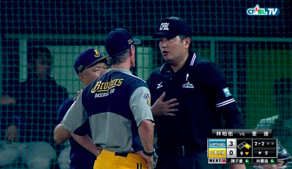 ▲伯納抗議為保護里迪。（圖／翻攝CPBL.TV）