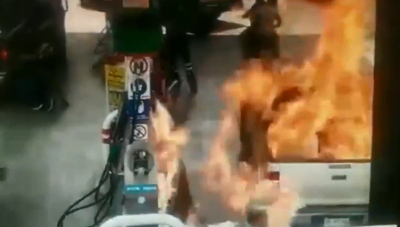 ▲墨西哥父女加油時，衣物靜電竟然引發大火。（圖／翻攝自EL UNIVERSAL Qro推特）