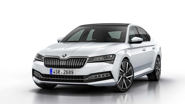 ▲Skoda Superb小改款亮相，新增Superb iV插電式油電混合車型。（圖／翻攝自Skoda）