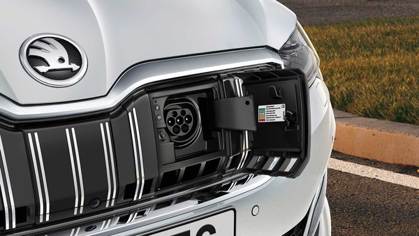 ▲Skoda Superb小改款亮相，新增Superb iV插電式油電混合車型。（圖／翻攝自Skoda）