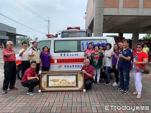 ▲台南市消防局舉辦捐贈救護車儀式，由方秀惠董事長代表捐贈，消防局李明峯局長代表接受。（圖／記者林悅翻攝，下同）