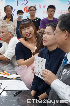 ▲桃園同婚登記，女同志6歲女兒當花童。（圖／記者楊淑媛攝）