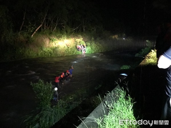 ▲▼雨炸三地門，屏東縣37人溯溪被水困海神宮             。（圖／記者陳崑福攝）