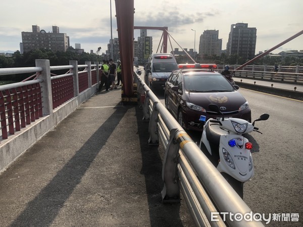 ▲▼民眾清晨驚見男子跳橋嚇得趕緊報警，警消立即派員搶救，男子遭救起後性命垂危。（圖／記者趙永博攝）