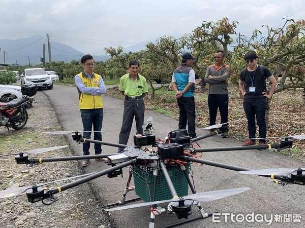 ▲工研院無人機幫枋寮農民「空運」芒果，重達40公斤獨步全球             。（圖／記者陳崑福翻攝）