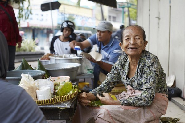 日惹街頭賣傳統食物的阿嬤，牙齒都掉光了，平常你看到也許會退避三舍，但在鏡頭下變得可愛又有趣。（Netflix提供）