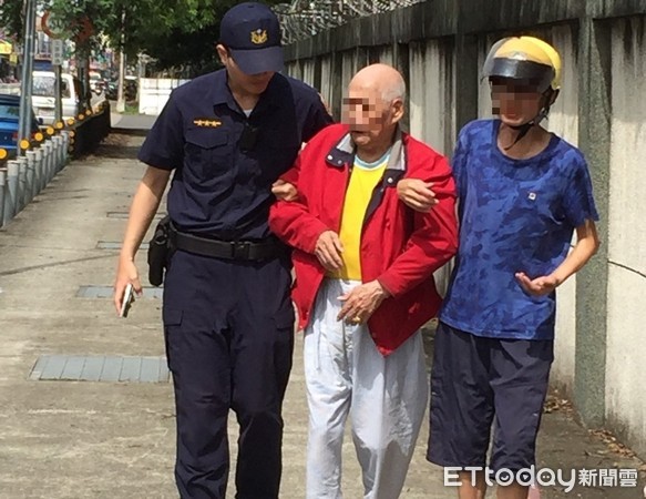 ▲高齡90歲的薛姓老翁25日上午疑因烈日曝曬迷途，員警立即安置護送返家。（圖／記者沈繼昌翻攝）