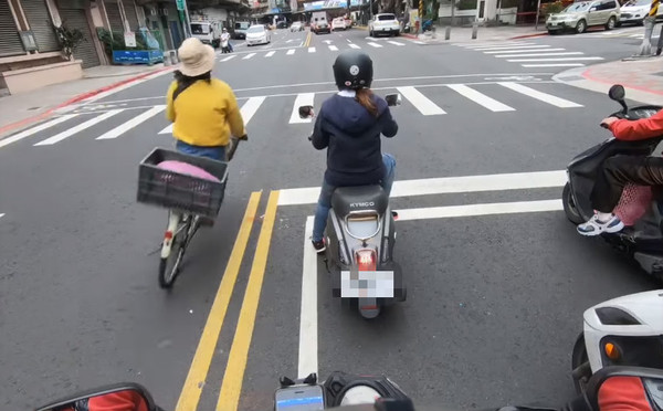 ▲淑女車逆向竄出！他一看「地方媽媽神過彎」秒羞愧　7千網看傻...戰翻了。（圖／翻攝自爆怨公社）