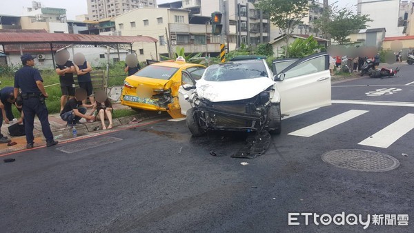 ▲▼高雄連環追撞車禍。（圖／記者吳奕靖翻攝）