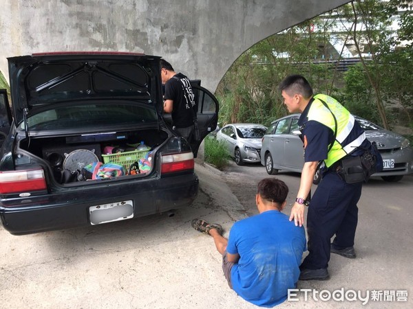 ▲劉姓通緝犯遭警攔檢，佯裝綁鞋帶後拔退狂奔數百米，仍不敵警方快腿遭逮。（圖／記者黃孟珍翻攝）