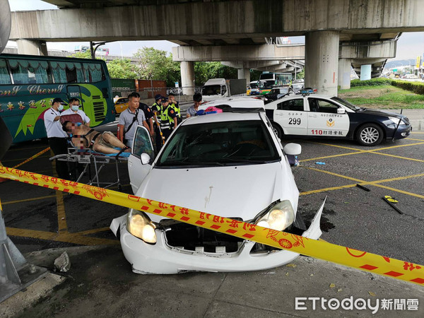 ▲▼新北中和嫌犯衝撞警察，在濱江街擦撞一輛自小客車後自撞分隔島被逮。（圖／記者黃彥傑攝）