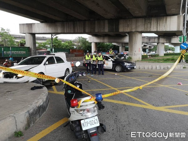 ▲▼新北中和嫌犯衝撞警察，在濱江街擦撞一輛自小客車後自撞分隔島被逮。（圖／記者黃彥傑攝）