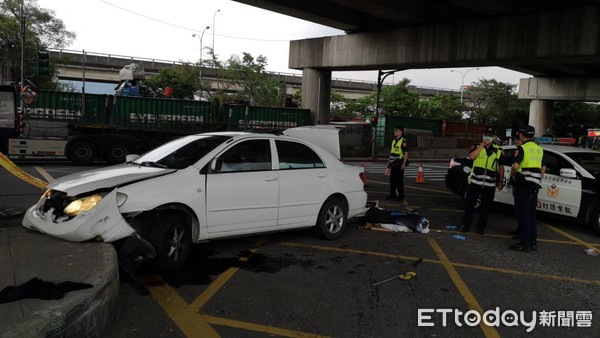 ▲▼新北中和嫌犯衝撞警察，在濱江街擦撞一輛自小客車後自撞分隔島被逮。（圖／記者黃彥傑攝）