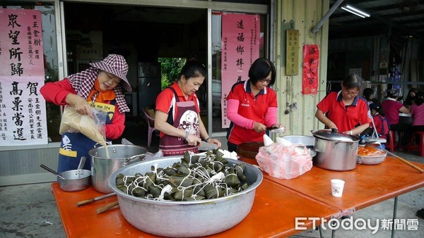 ▲台南市警三分局、安南區公親里守望相助隊，舉辦「公親粽意飄香慶端午」活動，合力完成上千顆的溫情香粽，分送獨居長者與弱勢家庭。（圖／記者林悅翻攝，下同）