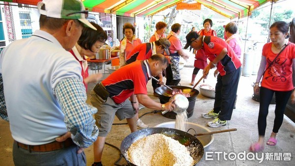 ▲台南市警三分局、安南區公親里守望相助隊，舉辦「公親粽意飄香慶端午」活動，合力完成上千顆的溫情香粽，分送獨居長者與弱勢家庭。（圖／記者林悅翻攝，下同）