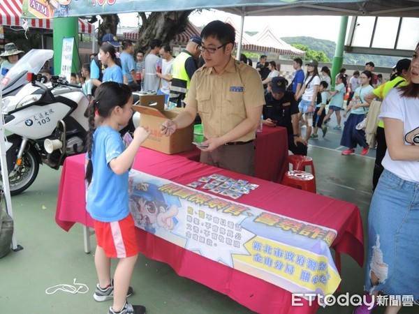 ▲ 石門性平運動防災園遊會 金山警落實「安居緝毒、反詐騙」宣導。（圖／新北市金山警分局提供）