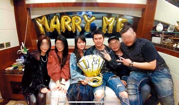 本月11日，林宇輝（右三）在好友見證下向Mini（左三）求婚，結束單身。（讀者提供）
