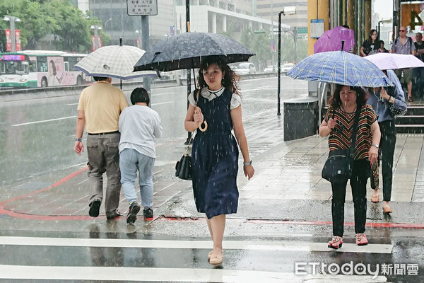 ▲下雨,暴雨,午後雷陣雨,梅雨 。（圖／記者林敬旻攝）