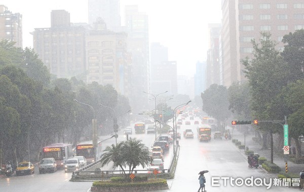 ▲▼台北市區下大雨，雨大到能見度很低。（圖／記者屠惠剛攝）