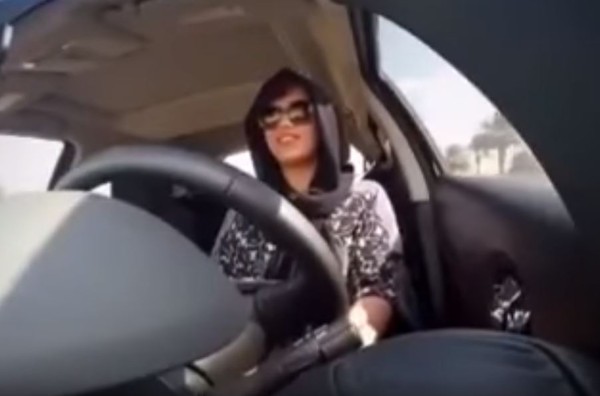 ▲▼哈斯洛爾（Loujain Hathloul）開車畫面。（圖／翻攝自YouTube／Miri J）