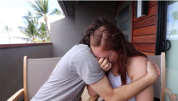 ▲▼美國知名YouTuber肖恩（Shaun McBride）與家人到夏威夷旅遊，過程中他的妻子珍妮（Jenny）不慎從山坡處滑落。（圖／翻攝自YouTube／Shonduras）