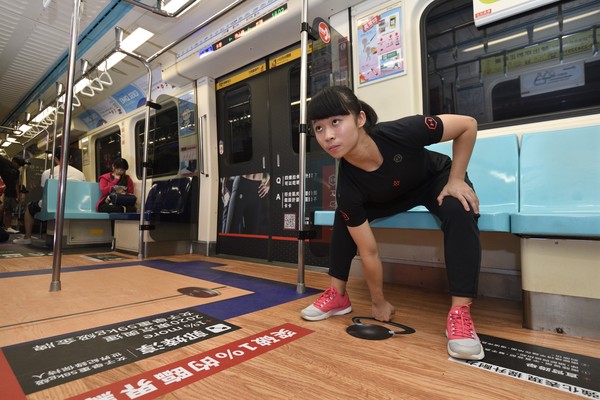 ▲▼UA_板南線廣告列車拍照，女子舉重。（圖／記者湯興漢攝）