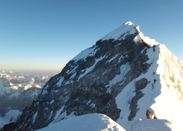 ▲▼2019年5月22日，攻頂聖母峰的最後一段路程，眾多登山客魚貫在稜線上前行。（圖／路透）