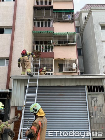 ▲台南市東區崇德23街發生住宅火警，消防人員迅速撲滅火勢，並搶救1名女子送醫。（圖／記者林悅翻攝，下同）