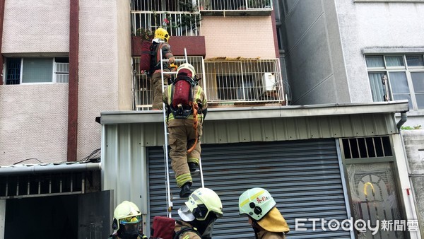 ▲台南市東區崇德23街發生住宅火警，消防人員迅速撲滅火勢，並搶救1名女子送醫。（圖／記者林悅翻攝，下同）