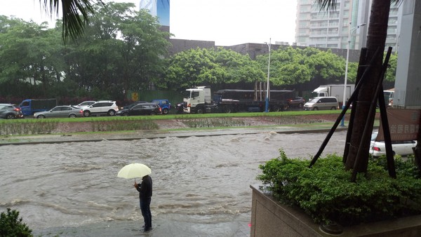 ▲淡金路淹水。（圖／翻攝細說淡水）