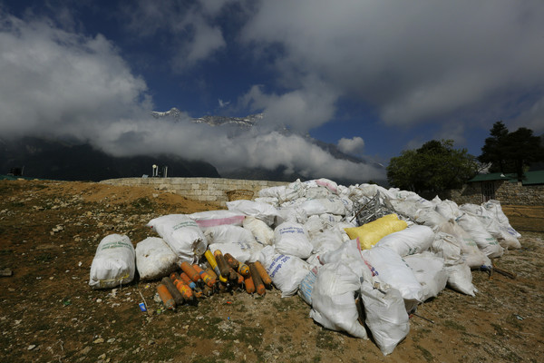 ▲▼聖母峰登山客過多，留下大量垃圾。（圖／達志影像／美聯社）