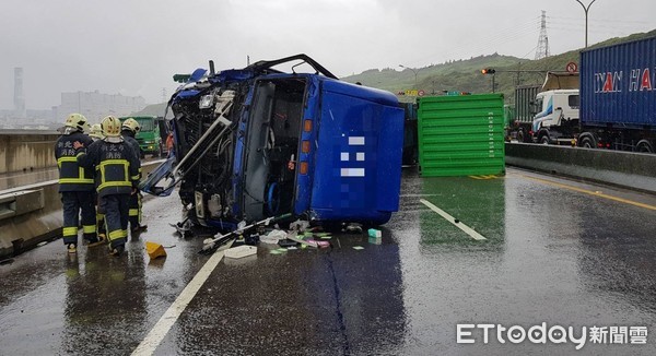 ▲台61線西濱快速道路桃園蘆竹段，聯結車撞上中央分隔島後翻覆。（圖／記者沈繼昌翻攝）