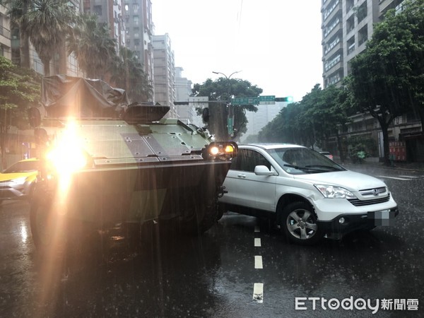 ▲▼漢光演習期間，林口一輛雲豹裝甲車與休旅車在右轉時發生擦撞事故。（圖／記者陳豐德翻攝）