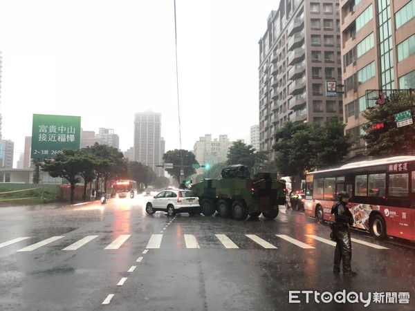 ▲▼漢光演習期間，林口一輛雲豹裝甲車與休旅車在右轉時發生擦撞事故。（圖／記者陳豐德翻攝）