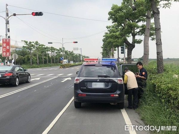 ▲▼屏東縣枋寮警分局員警將陳姓男子安全護送回家，家屬很感激。（圖／記者陳崑福翻攝）