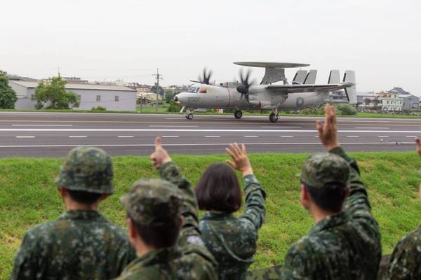 ▲▼ 漢光35號演習「彰化戰備道起降實兵操演」今晨正式展開，空軍F-16V、IDF、M2000-5及E-2K等型機登場，總統蔡英文也親臨視導。（圖／國防部提供）