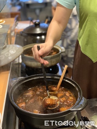 ▲恆春巷弄小吃名店「小時候滷肉飯」，讓遊客吃好吃飽           。（圖／記者陳崑福翻攝）