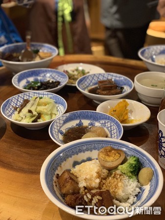 ▲恆春巷弄小吃名店「小時候滷肉飯」，讓遊客吃好吃飽           。（圖／記者陳崑福翻攝）