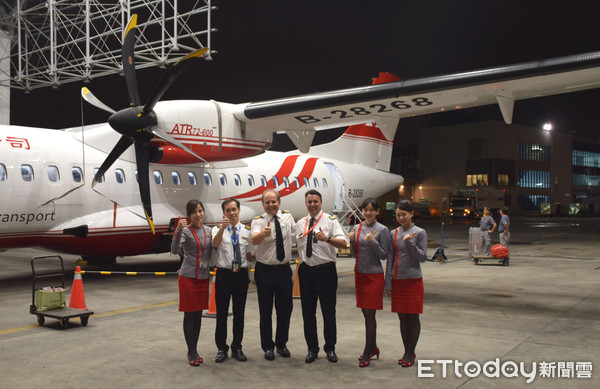 ▲遠東航空第6架全新ATR客機今日抵台，圖中為飛渡新機回台的外籍機師Giorgio及Emilien Jean Pierre。（圖／遠航提供）